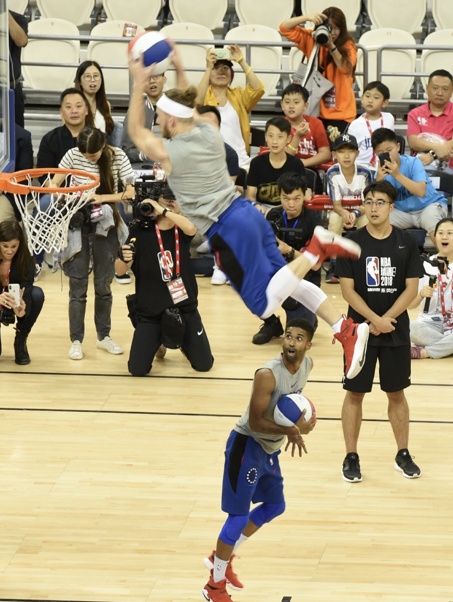 NBA焦点战：湖人客场逆转掘金,